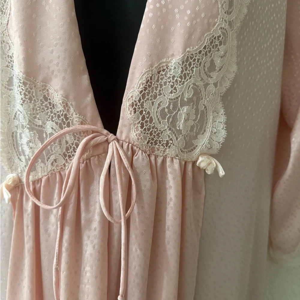 1980s Pretty Pink and Lace Robe Size Petite‎ - Excellent Condition